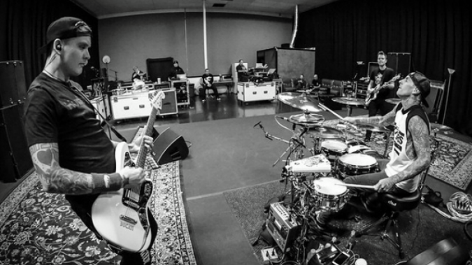 Egy teljesen új blink-182 korszak jön - a zenekar öt új dalt vett fel Matt Skibával