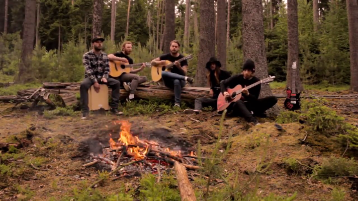 Igazi tábortüzes akusztikus videóval állt elő a While She Sleeps