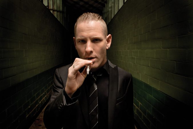 Egy ideig nem headbangelhet és ugrálhat Corey Taylor