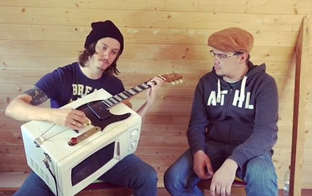 Két srác mikrohullámos sütőből készült gitáron játszott Panterát