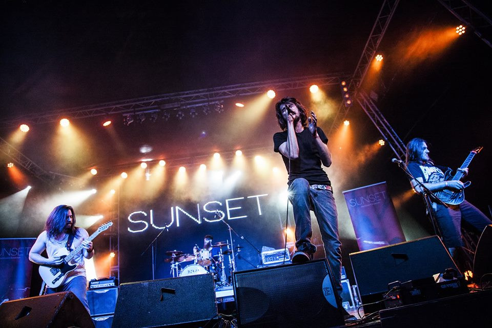 Magyarított dallal jelentkezett a Sunset
