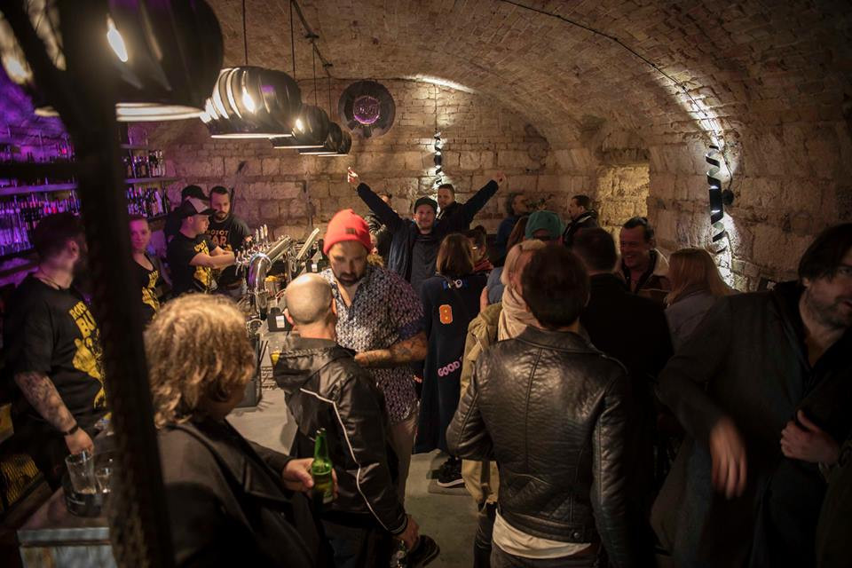 Egész hónapban ingyenes bulikkal vár az újranyílt Robot