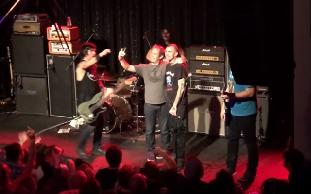 Szelfit akart csinálni egy Converge-koncerten, de csak magából csinált hülyét