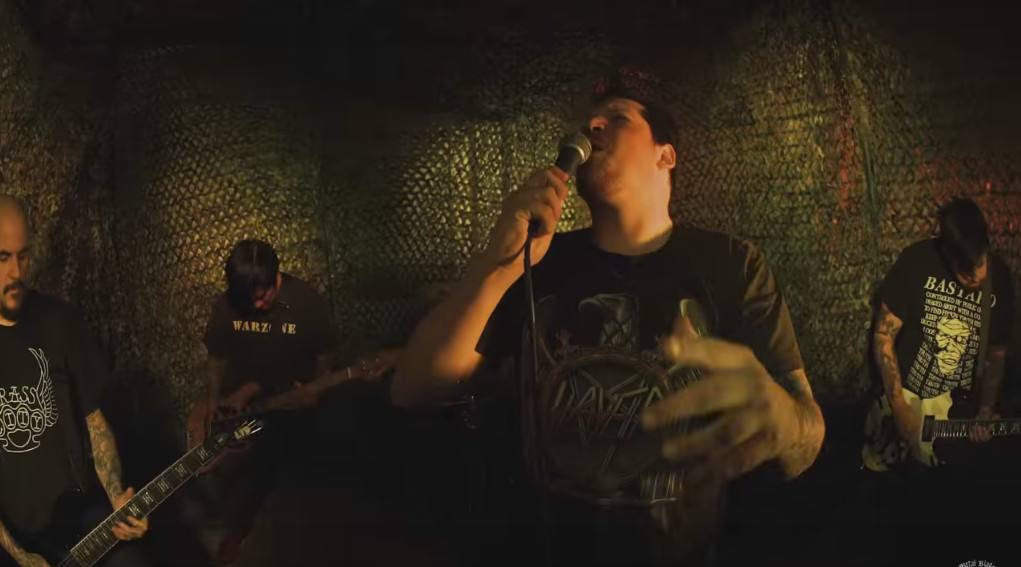 Harakiri és fejetlenség a Twitching Tongues új klipjében