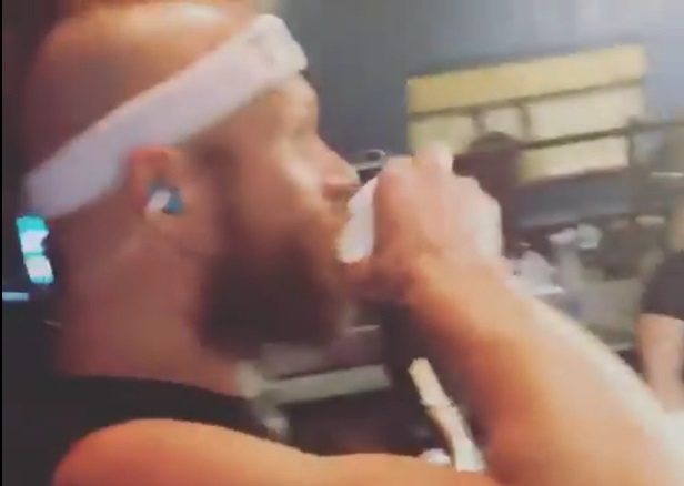 A Killswitch Engage gitárosa kiment a pulthoz felesezni... koncert közben