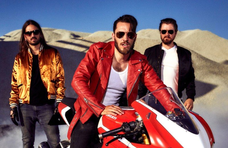 Blackjazz helyett modern rocksláger lett a Shining új száma