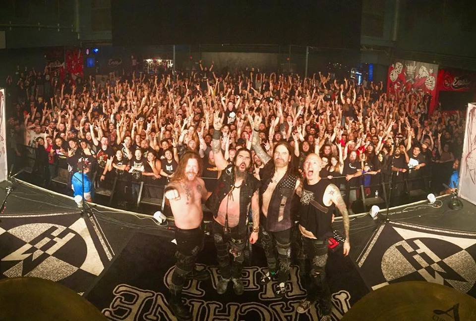 Az első sorban dugtak, kidobták őket