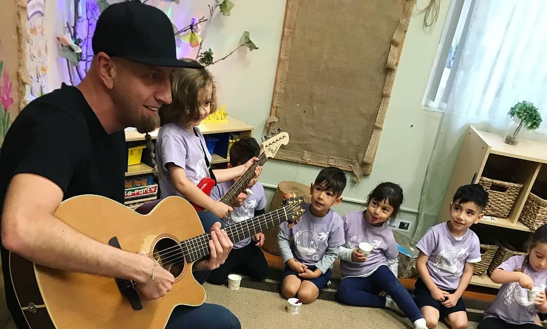 Az oviban zenélt a fiával a System of a Down basszere