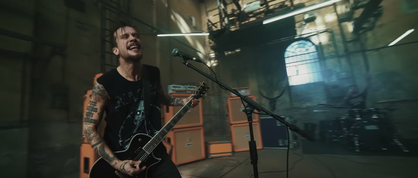 Végre az Apey & the Pea-nek is van üres gyárcsarnokban zúzós klipje