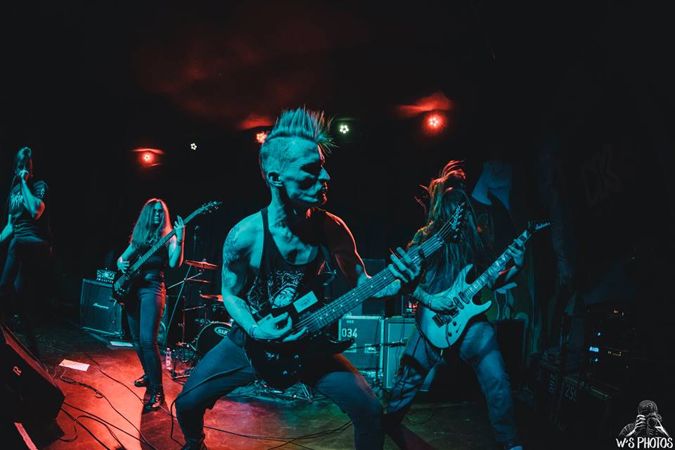 Univerzális balhé van a Needless új dalában