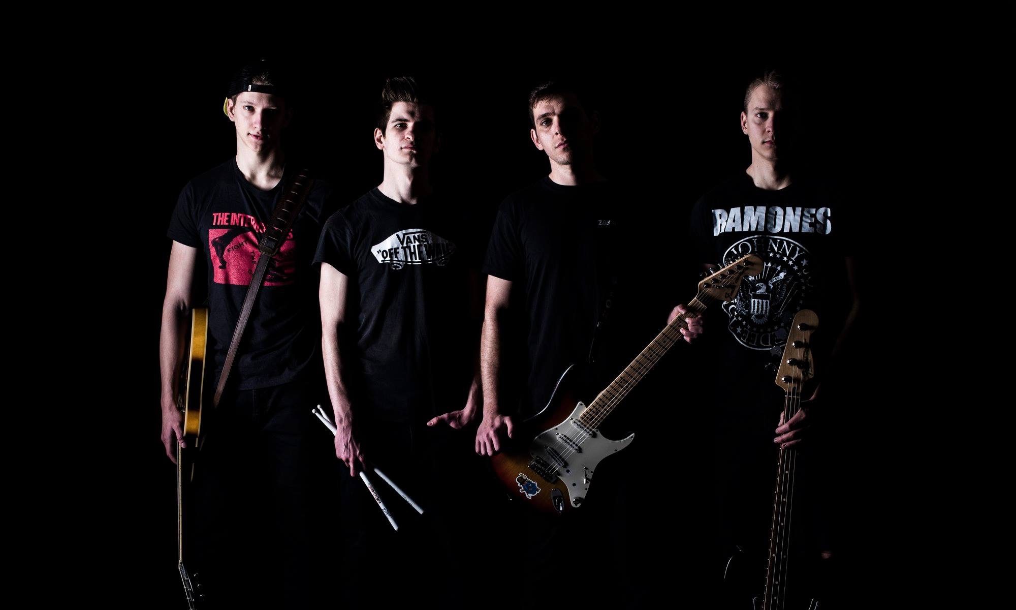 Kétezres évek eleji punkrockkal támad a Found Items