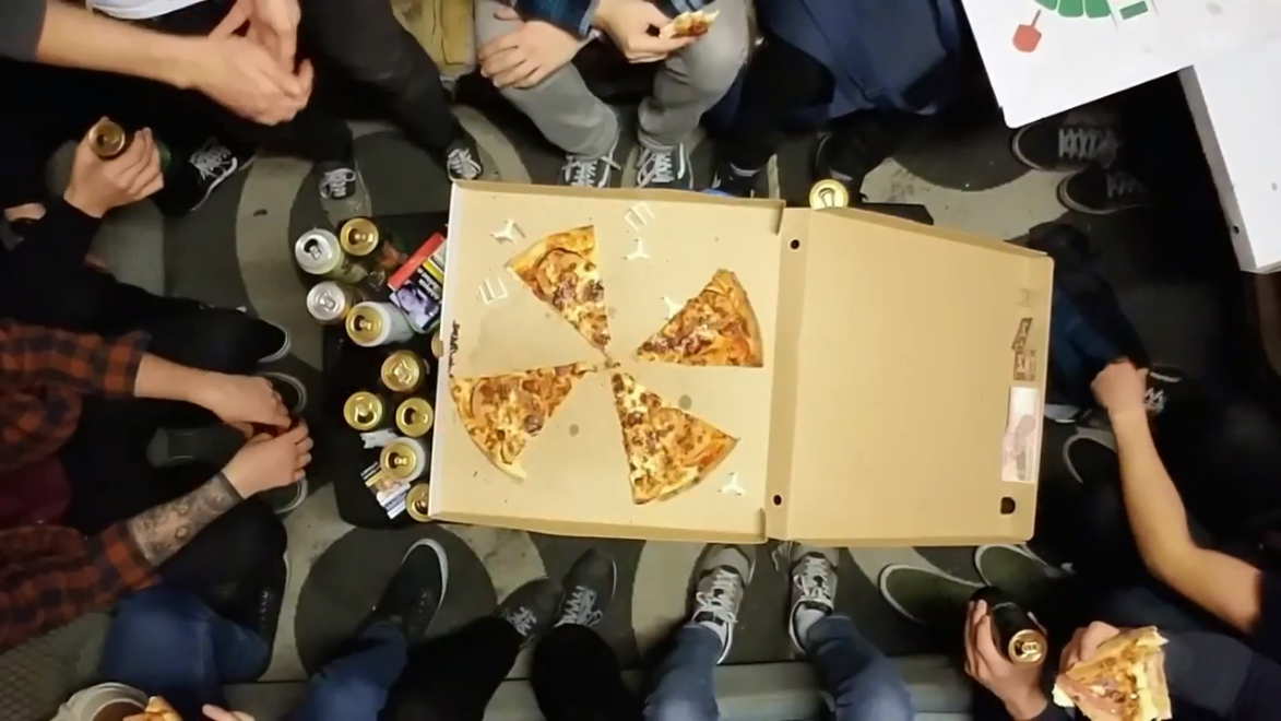 Pizzát burkol és sört borogat új klipjében az afewyearslater