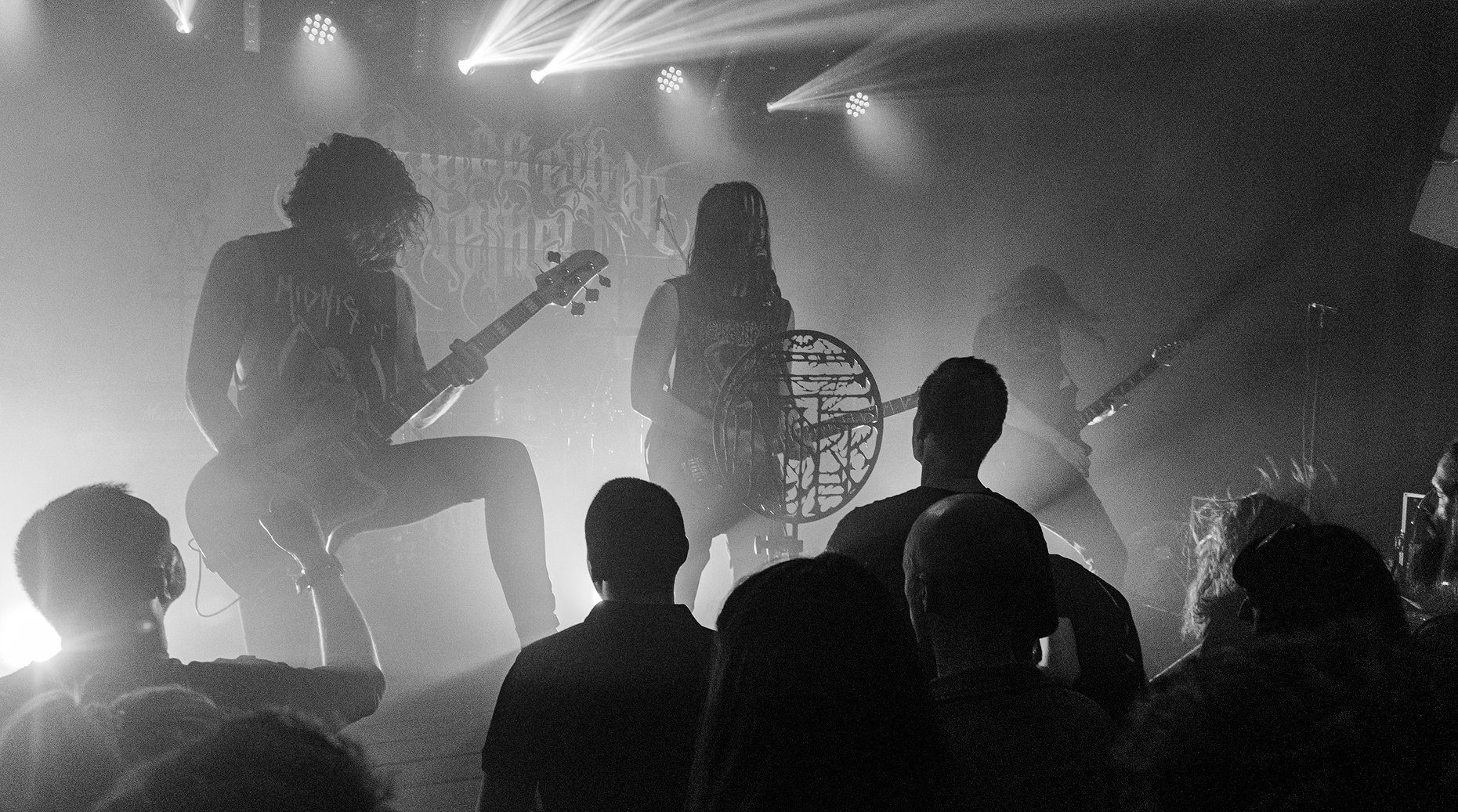 Füstbe burkolózó magasságok és mélységek