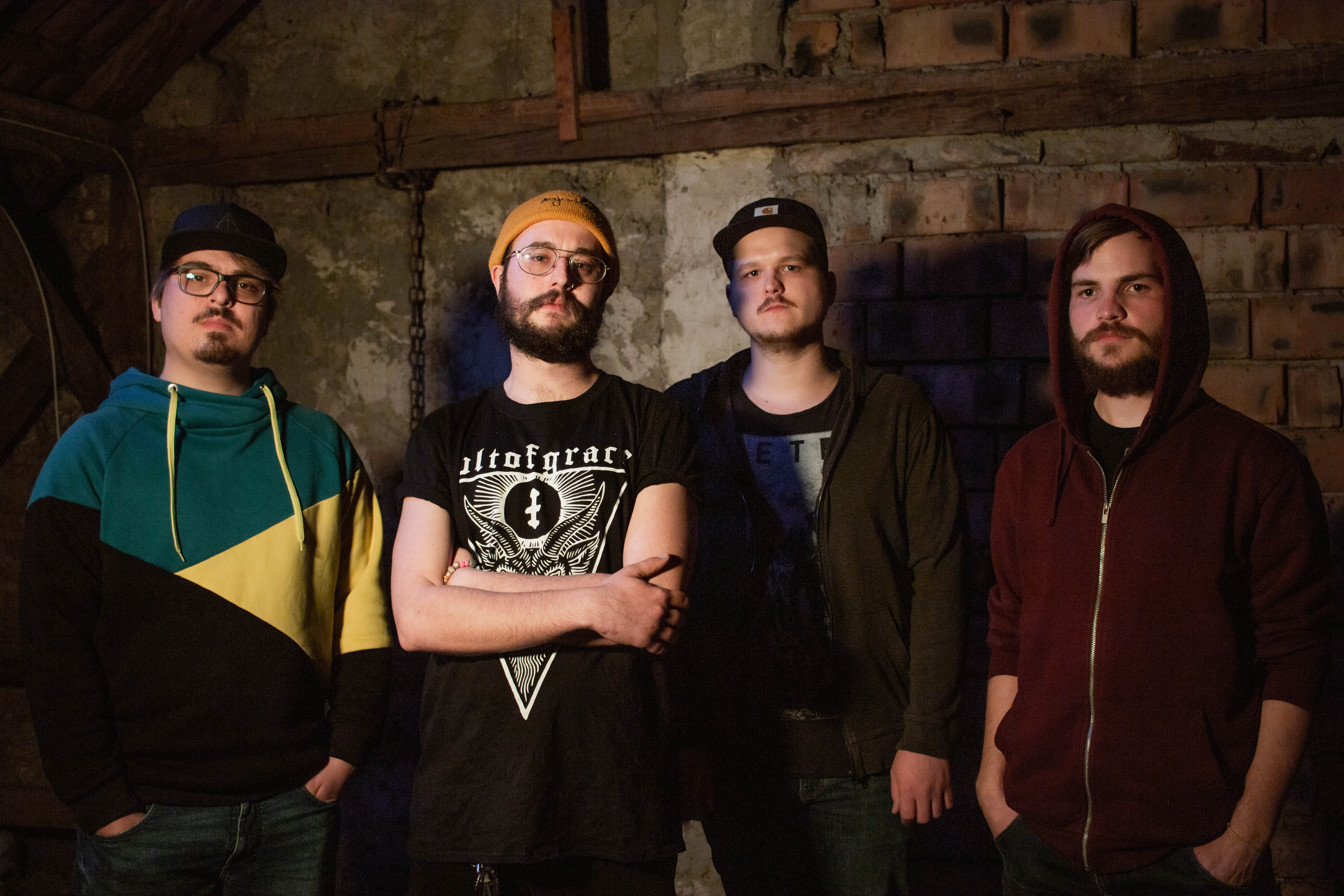 Meztelen fekete fák tövében lelek csak helyet - BrickLn-dalpremier