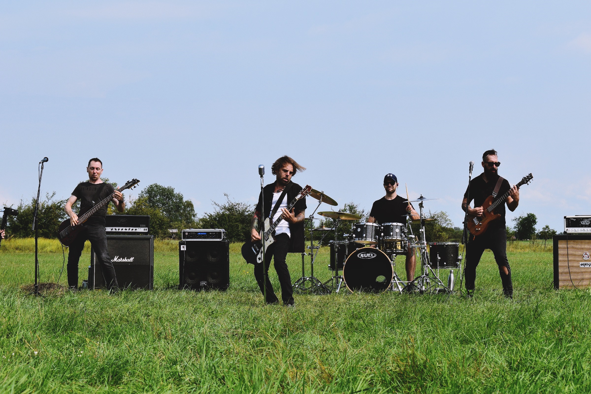 Szemét suttyók vagyunk, de a rock & roll utolsó reményei - Godgiven-klippremier