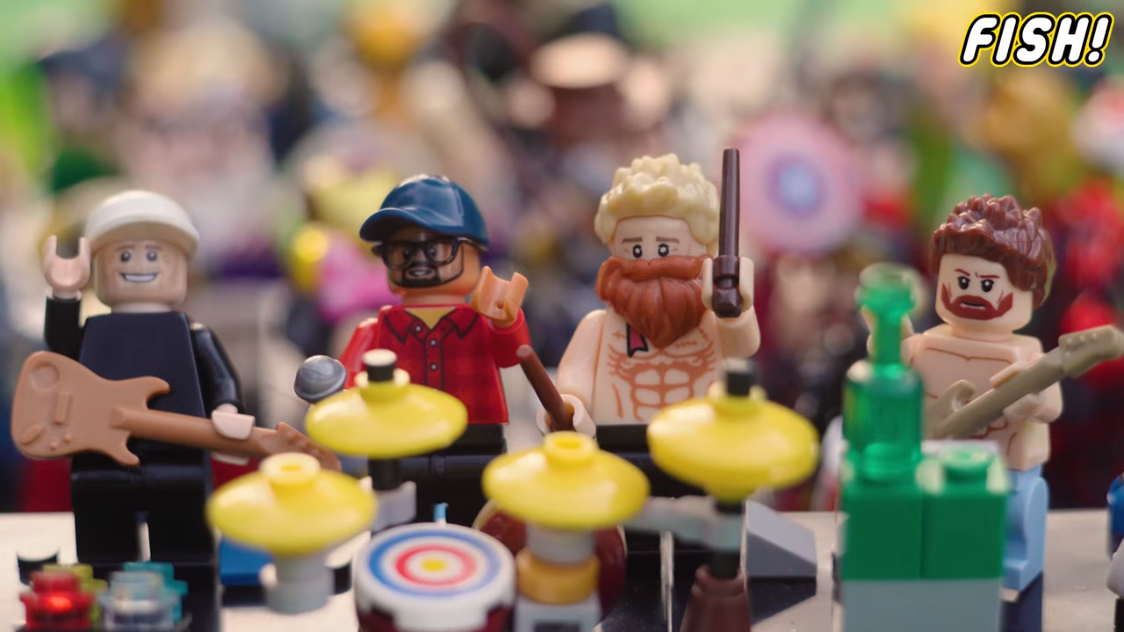 Legófigurákká változott az új klipben a Fish!