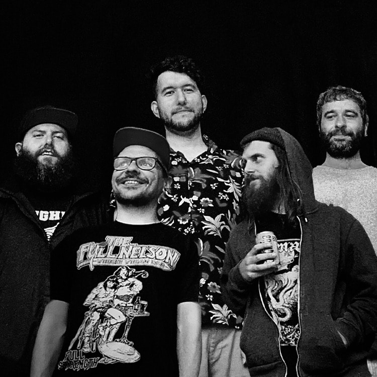 5 év után új énekessel és 8 perces dallal tért vissza az angol Darko