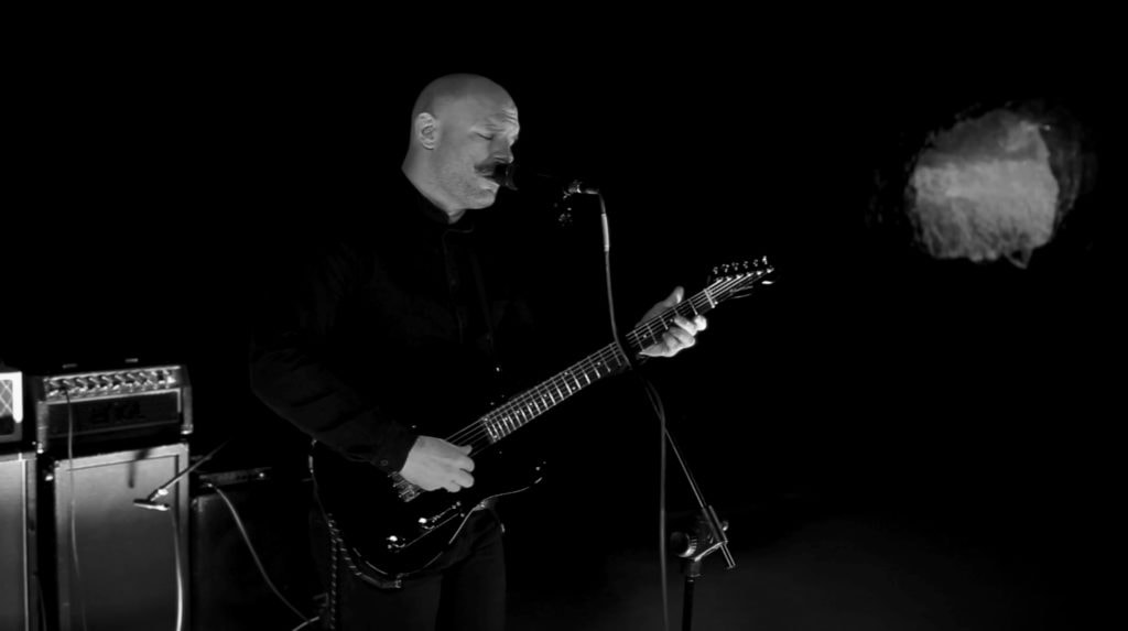 Élőben mutatta be legutóbbi lemezének egyik dalát a The Devil's Trade