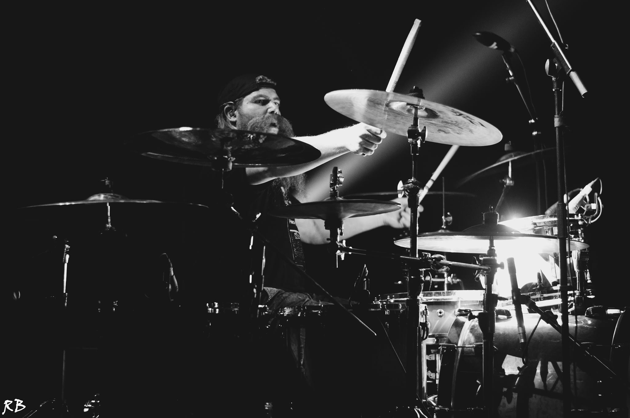 Az As I Lay Dying dobosa belső viszályokra hivatkozva nem turnézik a zenekarral