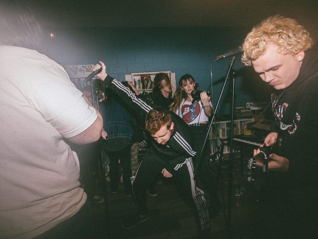 Deftones-feldolgozással zúzott szét egy könyvesboltot a The Callous Daoboys