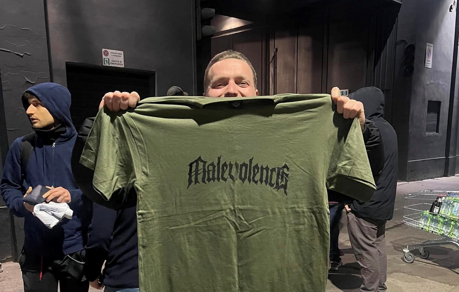 A Malevolence milánói koncertjén valaki kamumörcsöt árult, a zenekar megcsinálta ugyanazt a pólót, és ugyanannyiért adja