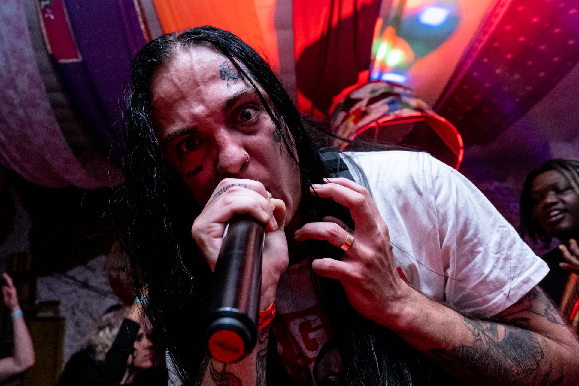 A Vulvodynia kirakta az énekesét, amiért az szilánkosra törte a dobos orrát