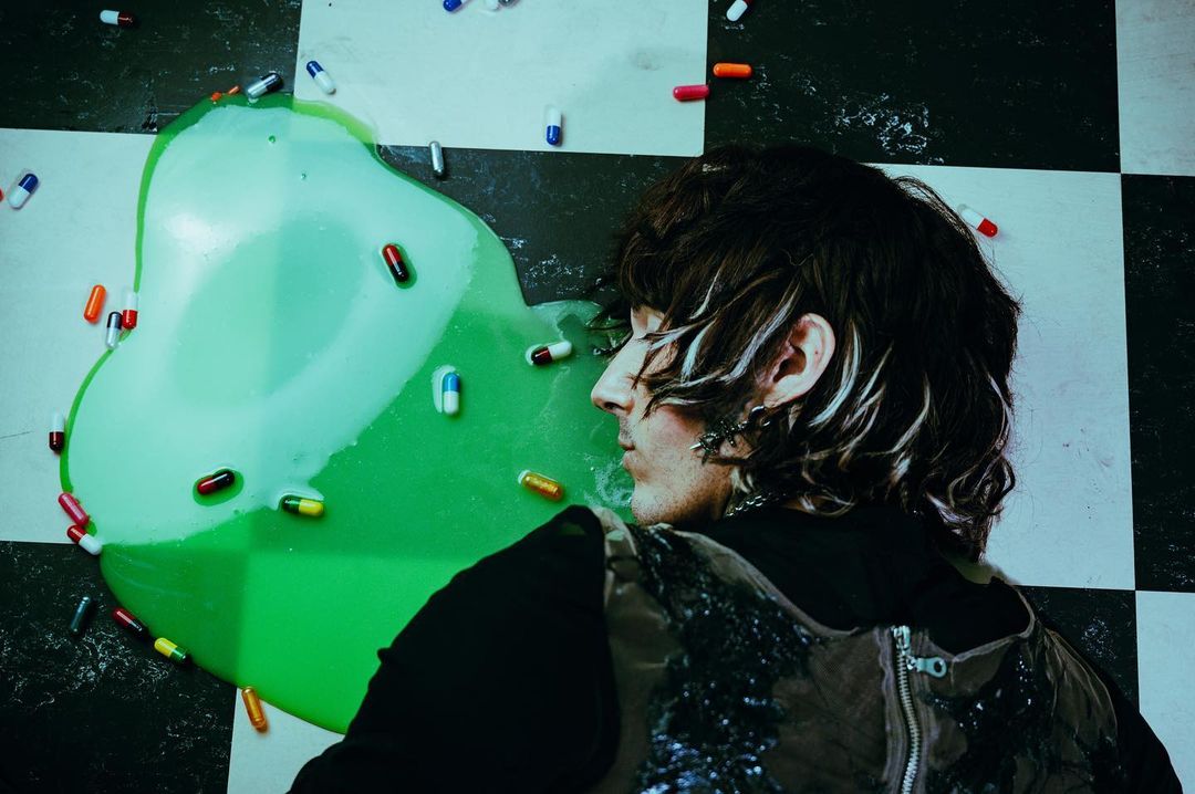 Vérben tocsogó diliházba kalauzol a Bring Me the Horizon új klipje