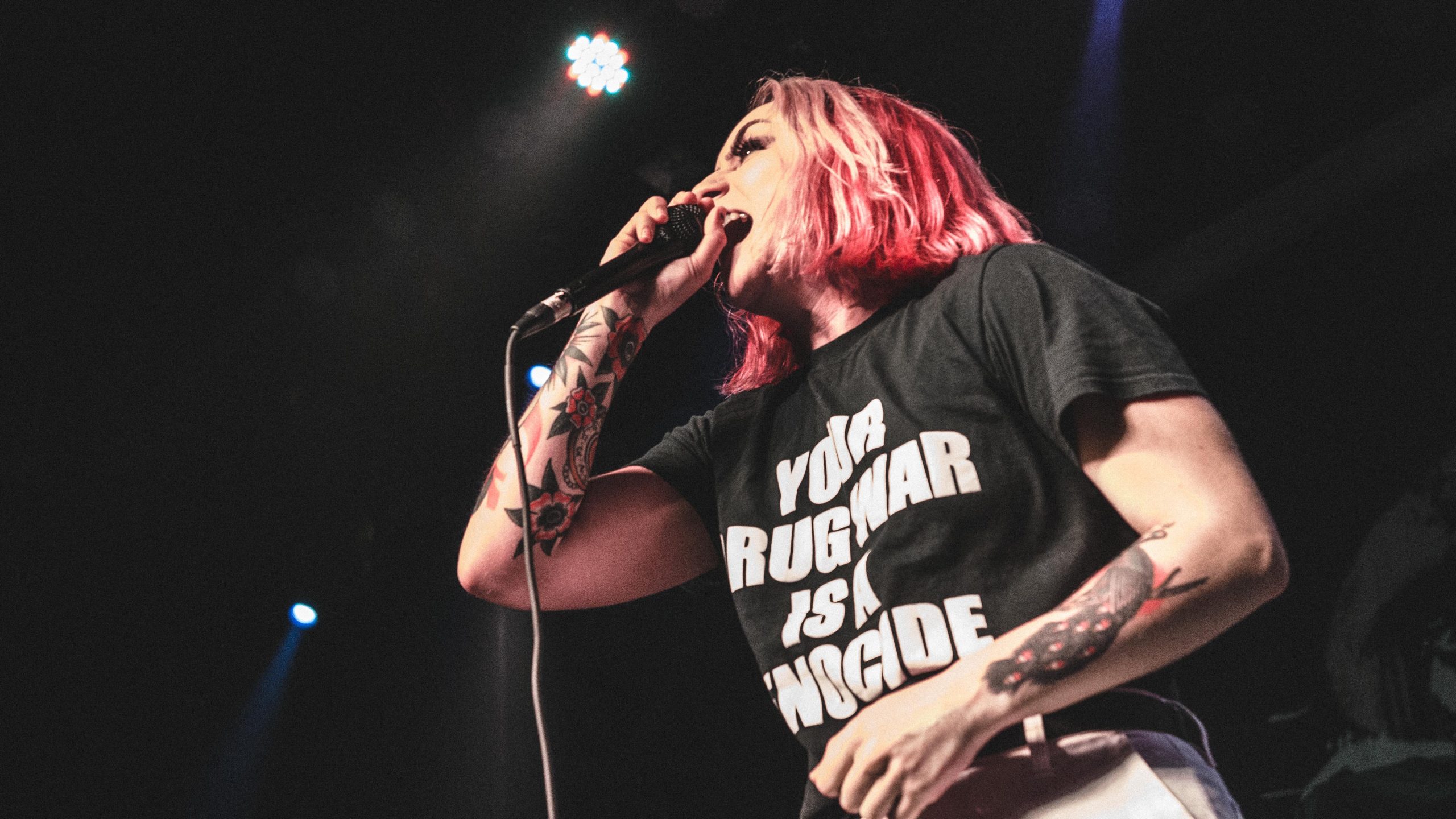 Műteni kellett a Dying Wish énekesnőjének karját, miután egy felrobbanó zuhanykabinajtó szétszabdalta