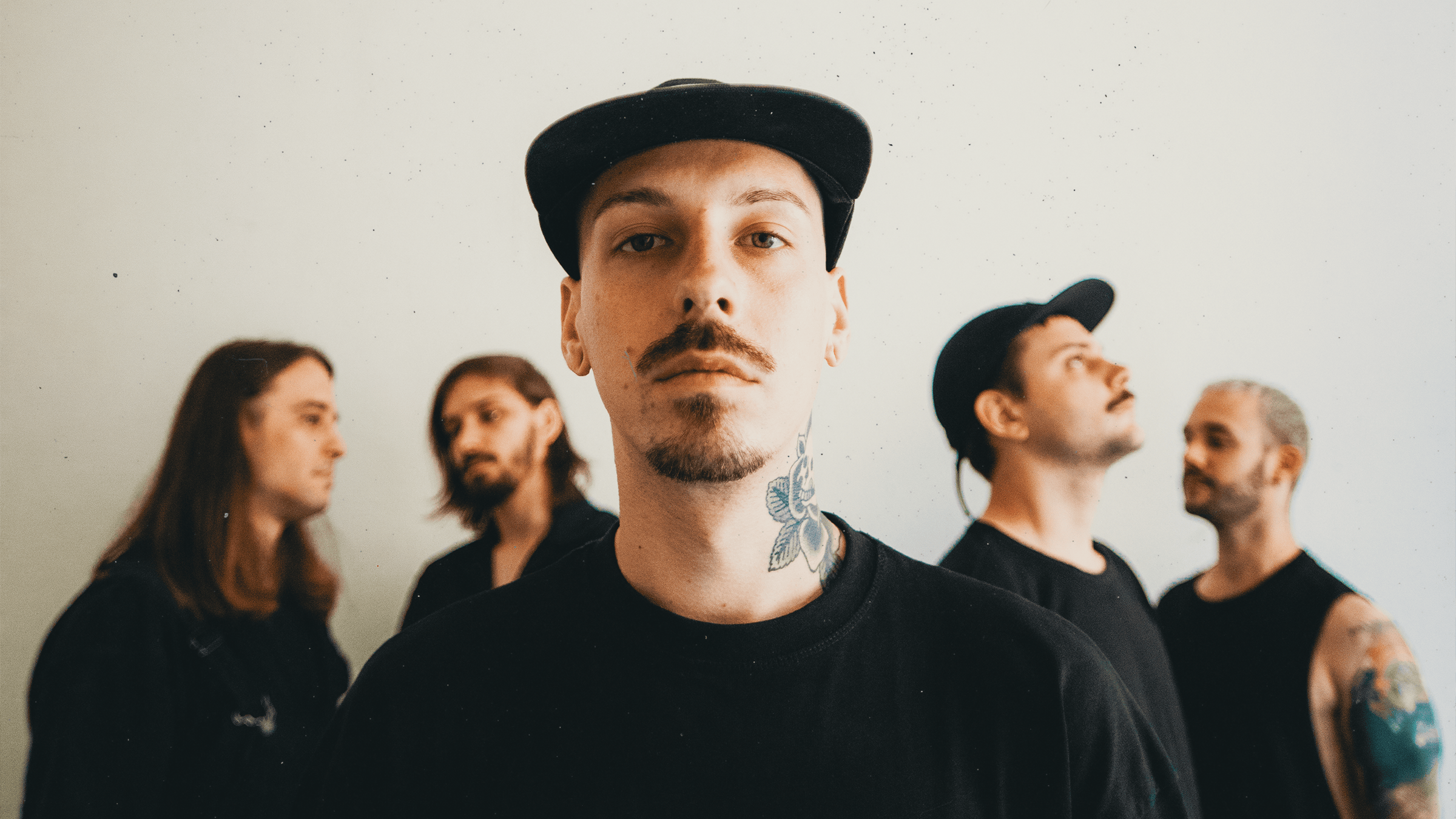 Titokzatos csomagokat szór szét Budapesten a Harmed