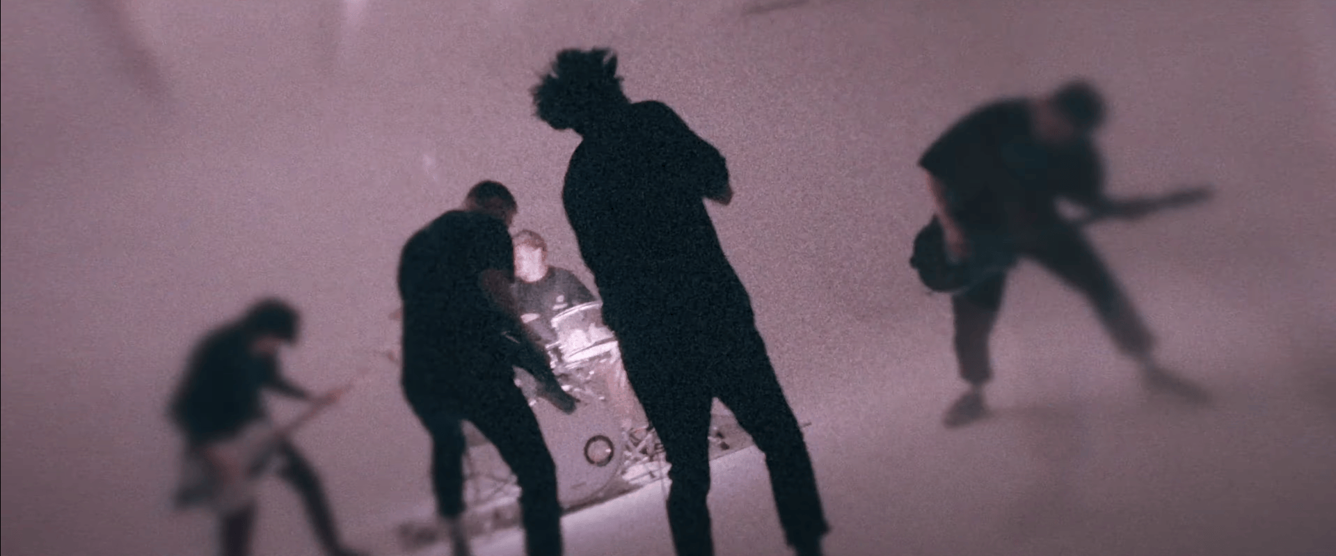 Alig kétperces tébolydával jelentkezett a Wires