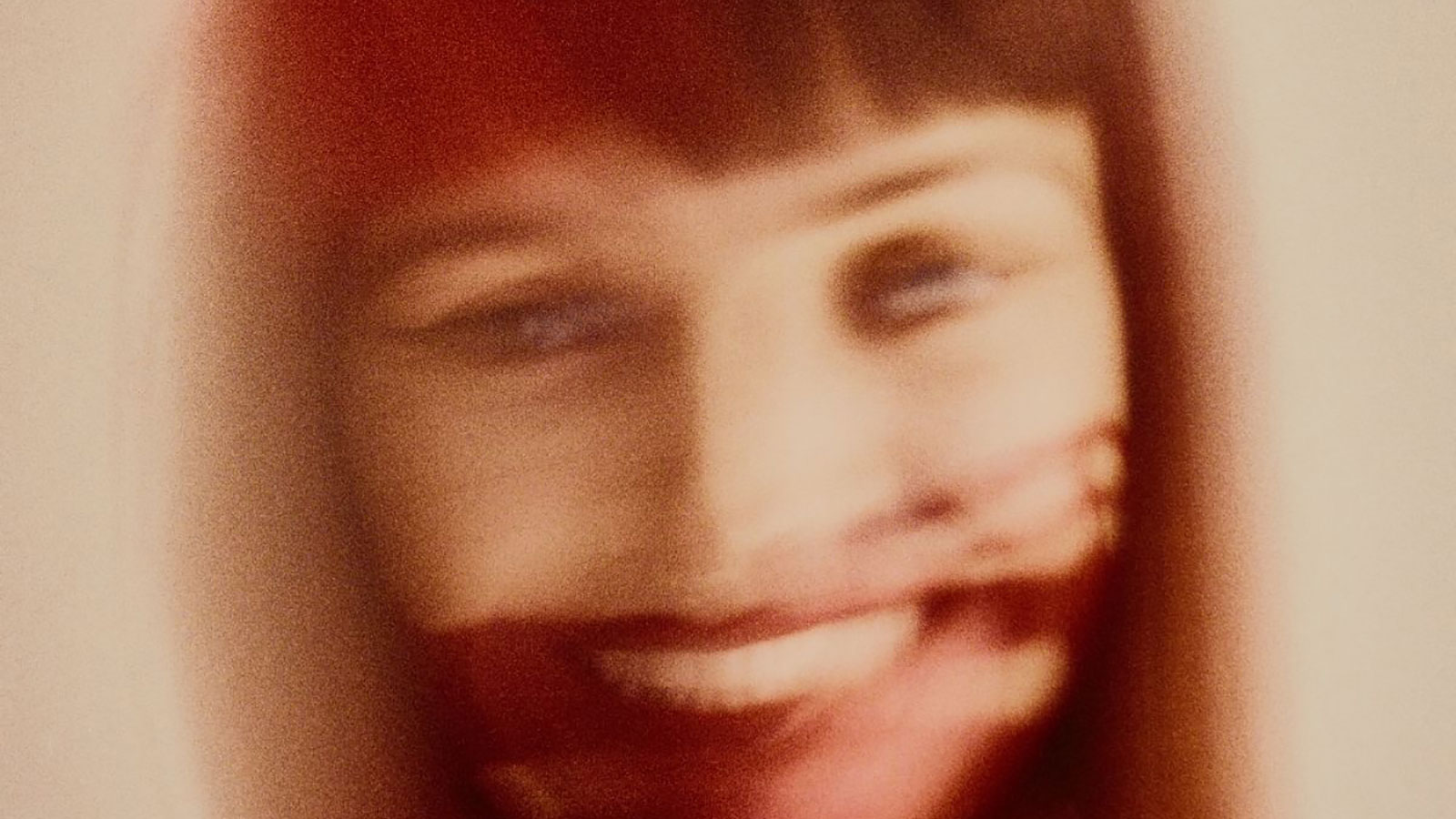 14 év után új lemezt ad ki Julie Christmas, itt egy természetfeletti dal róla