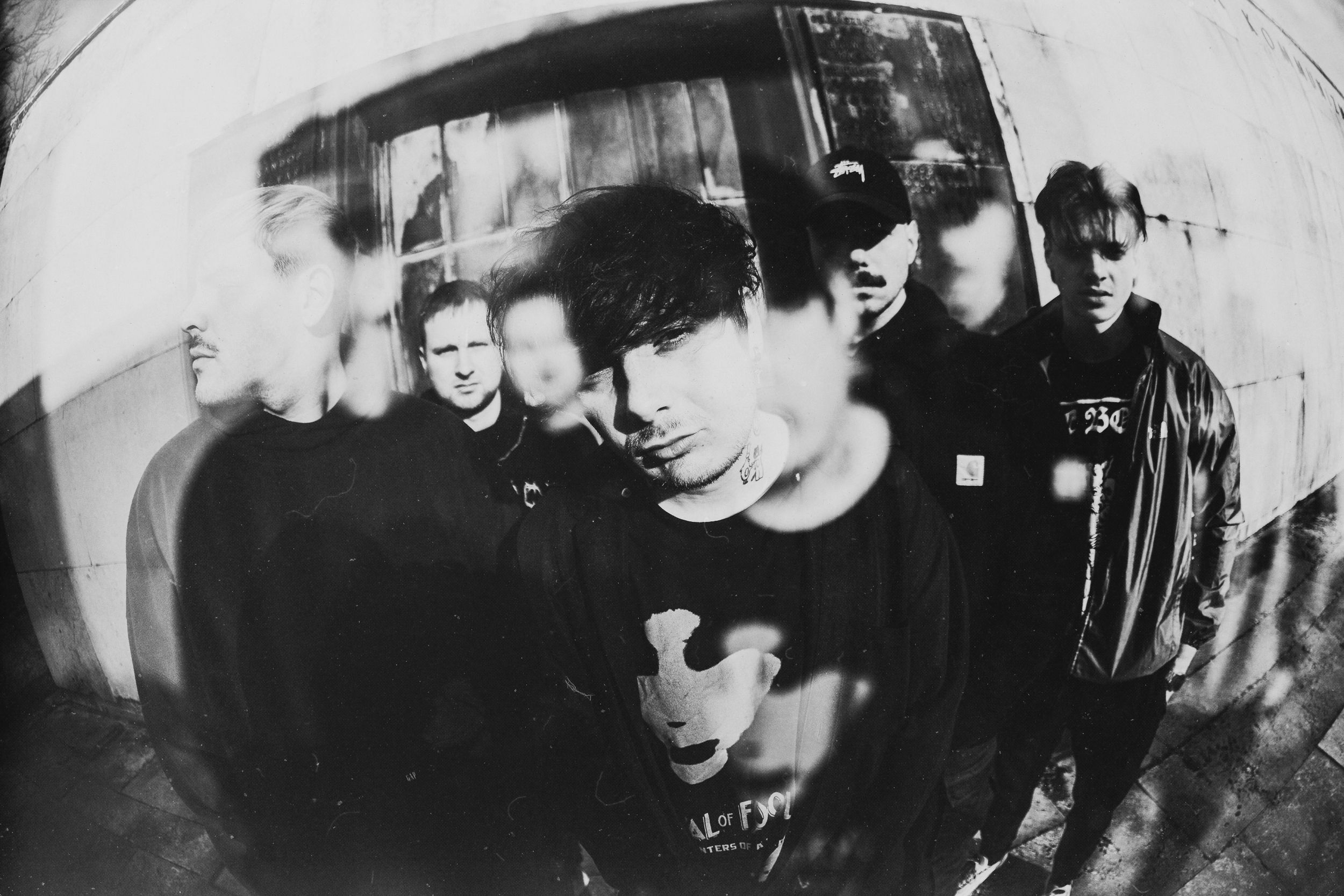 Ha a bűn nem tett jobb emberré, nem tudom, bármi is képes lesz-e rá - Itt a Wires új dala