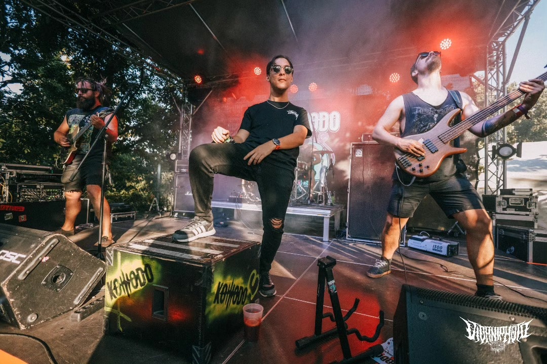 Döbbenetesen súlyos dalban mutatkozik be a Komodo új énekese