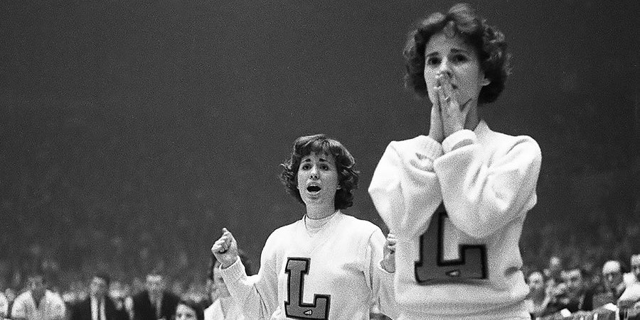 Fehér biciklik az út szélén - A '90-es évek emo vibe-jait eleveníti fel a Thursday új dala