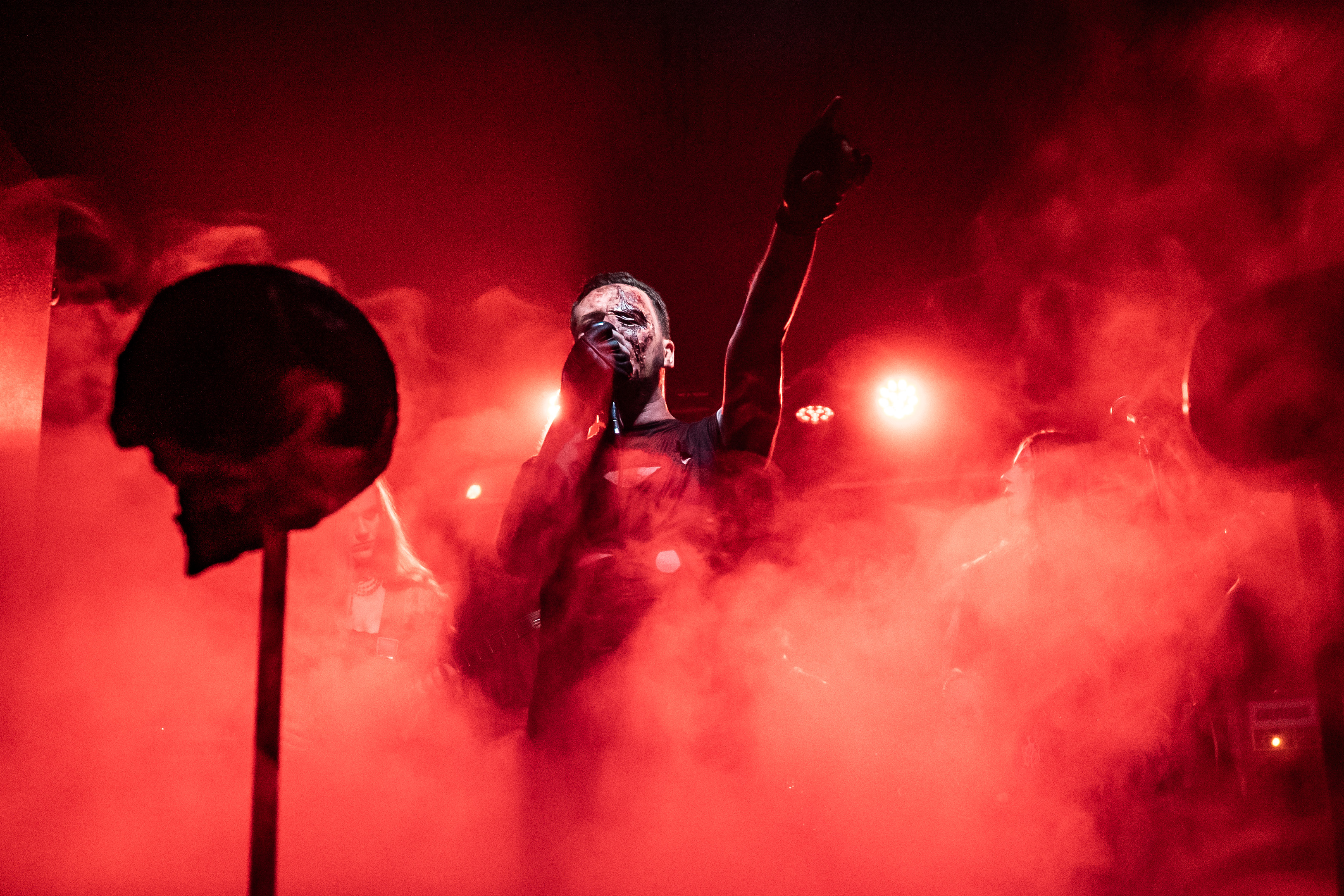 Síkbunkó, rothadó, hullaszagú death metal-feldolgozással riogat a Bloody Holly and the Ricketz