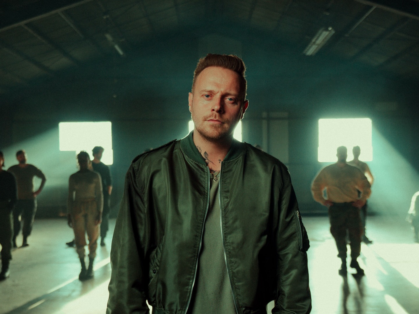 Sam Carter zsoldosnak áll az Architects új klipjében